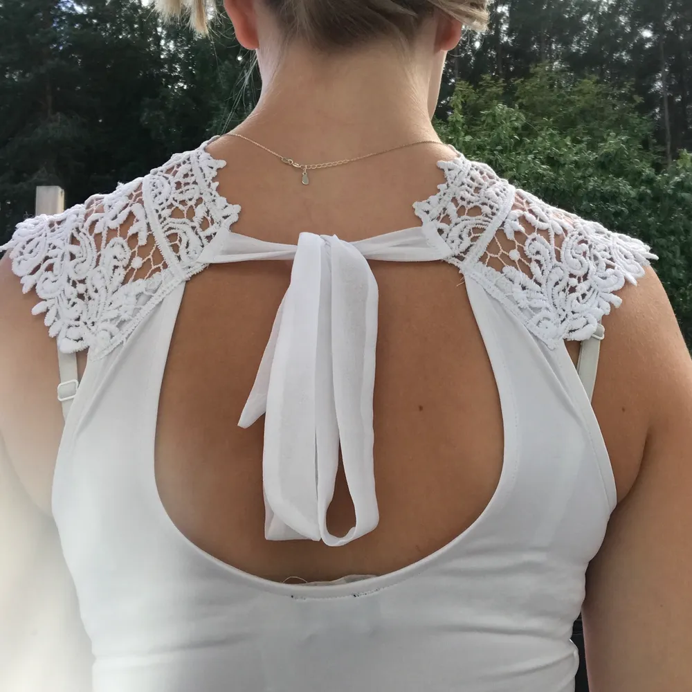 En vit lite finare sommar/festklänning i storlek S från bubbelroom. Använd 1 gång. Säljs pga för liten.. Klänningar.
