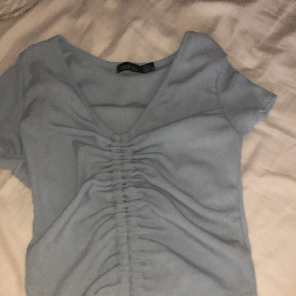 blå topp med knytning i mitten - 90