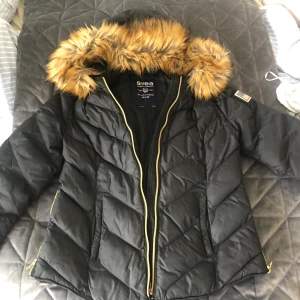 Vinterjacka från SVEA💕 - Jätte fin vinterjacka i storlek S men skulle säga att den passar en med storleken M oxå❤️ köpt för 1000 