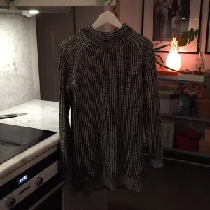  - JLindeberg stickad längre tröja. Fint skick. 62 % bomull 38 % polyester 