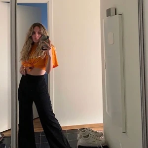 Kostymbyxor från Missguided - Passformen är varken lös eller tajt utan nånstans däremellan. Obs!! De är långa i modellen så kommer endast passa dig som är 175cm+. Är själv 170 och de är ungefär 10 cm för långa. Inkl frakt