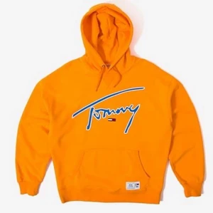 Hoodie från Tommy hilfiger  - Säljer denna hoodie för att den inte kommer till användning , använd 2 gånger så den är som helt ny. Storlek L. Riktigt snygg hoodie med perfekt oranga färg . Startpris 350 sen får man buda ! 🧡 skulle dock säga att den är mer som en M eller liten L