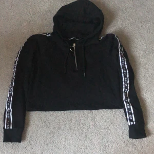 NA-KD hoodie kort - NA-KD hoodie kort med luva och dragkedja fram, i fint skick. Köpare står för fraktkostnaden!