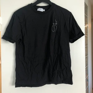Svart T-shirt med detalj  - Fin svart T-shirt från nakd. Nyskick. Ej struken på bilden dock.