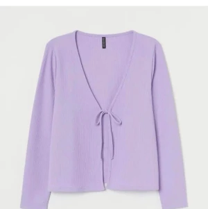 Ribbad kofta H&M - (Lägger ut igen pga oseriös köpare)                    Säljer denna eftersom att den inte riktigt kommer till användning. Endast använd en gång.