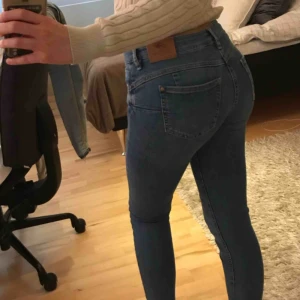 - Ett par pull and Bear jeans i nyskick