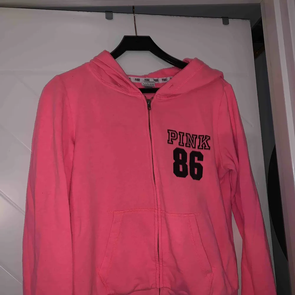 Bjuder på frakt!!  eller möts upp En snygg Hoodie/tröja  ifrån Victoria Secret med kollektionen pink :). Hoodies.