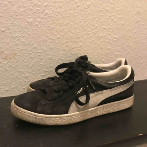  - Svarta puma suede skor :-) lite små slitage därav billiga :-)