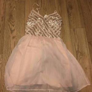  - Gullig ljusrosa hollister klänning  Aldrig använd Pris kan diskuteras 