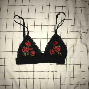  - bralette från bikbok med broderade rosor på. så fin och sjukt bekväm!