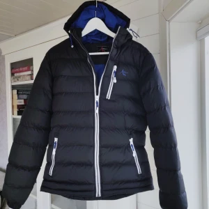 - Helt ny jacka, endast provad. Storlek herr c48, skulle säga ca M. Säljes för 330 inklusive frakt ⭐