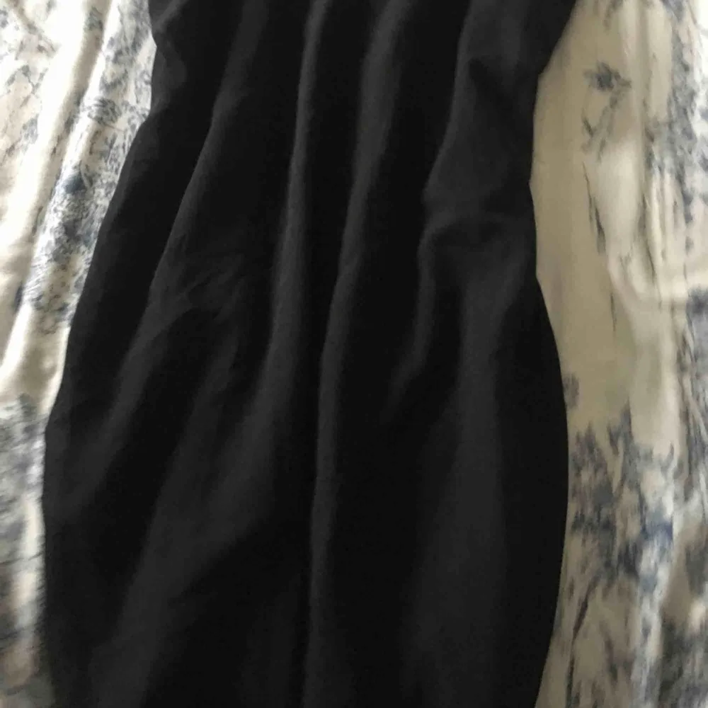 Fin svart klänning. Säljes för 80kr inkl frakt, kan även mötas upp i gbg.. Klänningar.