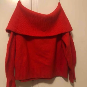  - Knappt använd stickad off-shoulder säljes. Strl: S