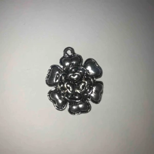  - frakt inräknat!! superfin halsbandsberlock i form av en blomma, jättevacker men kommer tyvärr inte till användning <3 