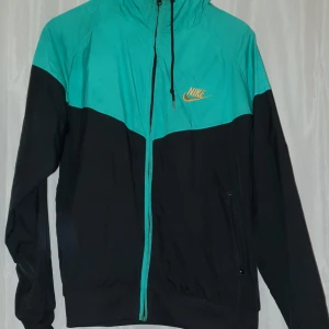  - Jacka som man kan vända ut och in 