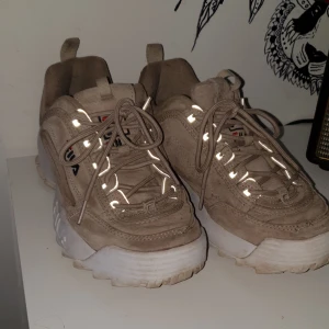  - Mina favorit fila disruptor sjukt trendiga och perfekta nu till vinter då dem är väldigt varma och sköna, inköpta förra hösten 2018 men inte använda sen dess 