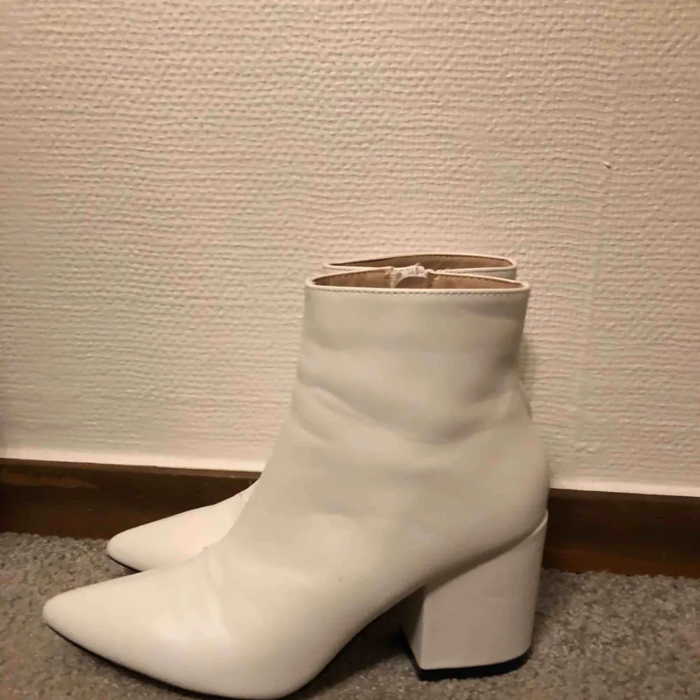 Säljer dessa vita skor pga att jag råkade tappa bort returlappen & fel storlek. Riktigt snygga! Köparen står för frakt men möts helst i Stockholm!  . Skor.