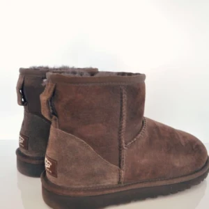  - Mörkbruna mini Uggs använda några gånger!