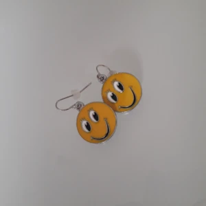  - Ett par Retroörhängen som aldrig kommit till användning i nickelfri rhodiumpläterad metall. En Örhängesbricka(den på bilden)medföljer. Frakt: 9kr