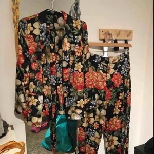  - Så fin och cool kostym set i blommigt! Använd en gång och inköpt för ca 1500kr. Byxorna är högmidjade och vida med långa ben, så coola och kavajen är såå fin! Kavajen är i storlek S och byxorna M men är ganska tajta i midjan så passar säkert en S också! 