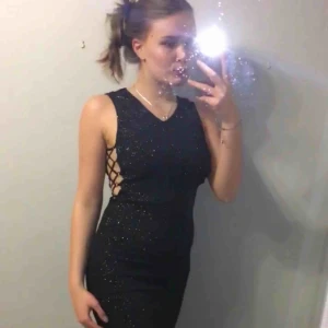  - Helt ny ( endast testad ), en fin glittrig aftonklänning eller kanske till bal?  Den är i strl XS