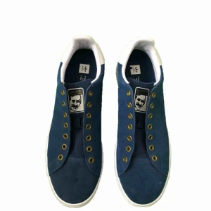  - Ett par stansmith skadeskor från adidas