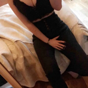  - Jättefina stretchiga högmidjade jeans, aldrig använda pga att de är för stora, köpare står för frakt! 