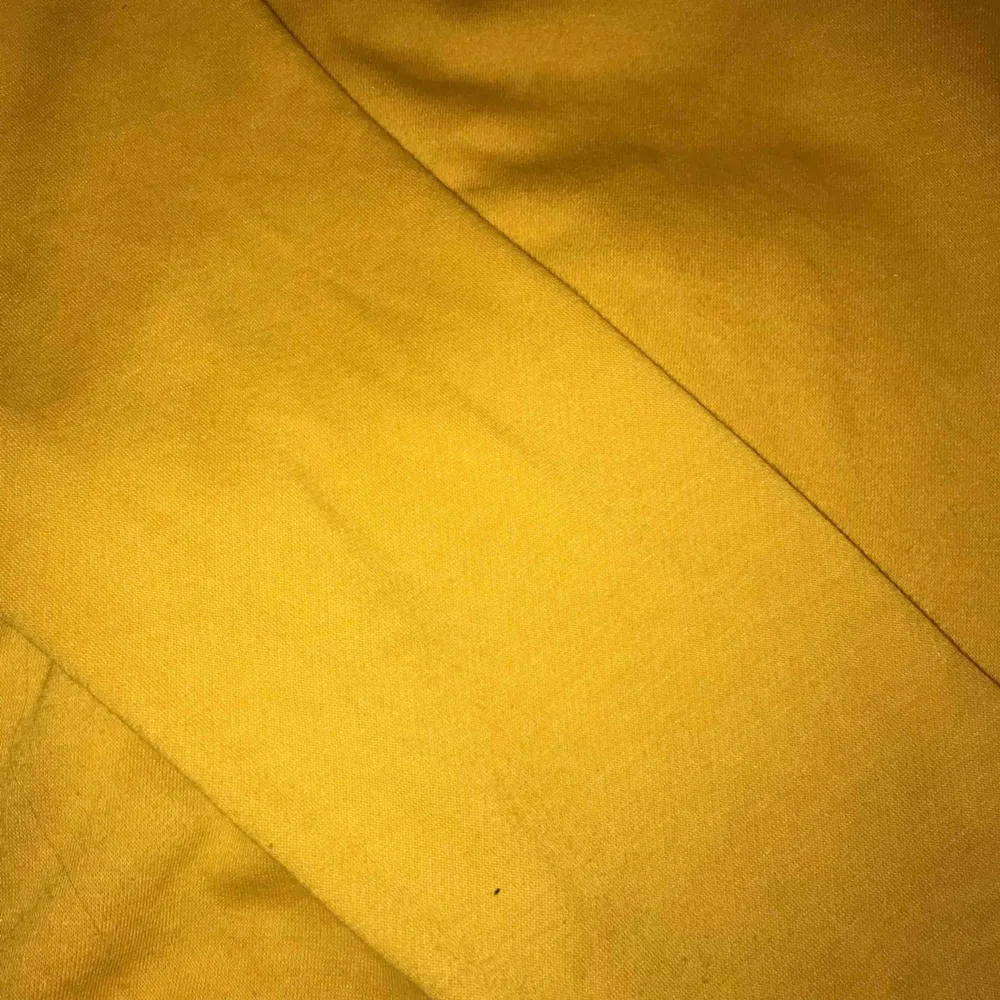En gul tröja från Terranova! Super mjuk och skön men inte min stil :/ därför är den aldrig använd. Frakten ingår i priset!. Tröjor & Koftor.