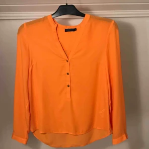  - Blus ifrån STOCKH LM, storlek 34 men något större i storleken så passar 36 som jag! (Beror på hur du vill ha passformen)  Använd 1 gång.  Köparen står för frakt.   