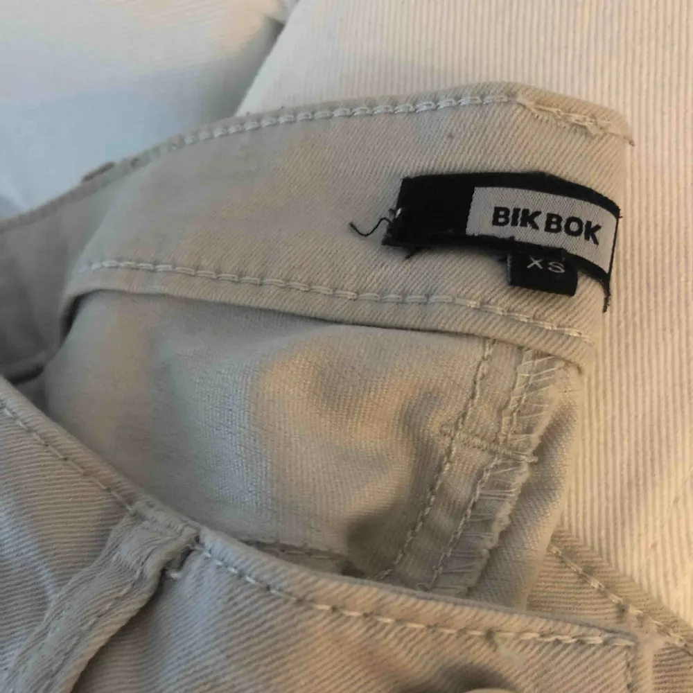 Byxor från BikBok strl XS endast använda på bild . Jeans & Byxor.