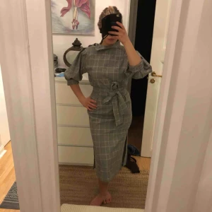  - Paperbag klänning från Zara, använt två gånger, jätte snygg