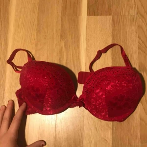  - Måste tyvärr sälja min finaste bh då den inte passar längre. Använd ett fåtal gånger. Storlek 75B men har bra med push-up så skulle kunna passa någon med 75A också. Köparen står för frakt💕