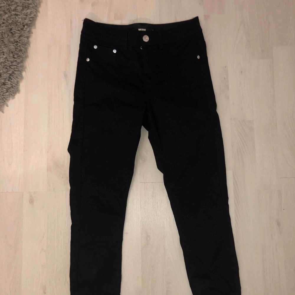 Ett par svarta skinny jeans från bikbok använda 1 gång. 100kr +60kr frakt. Är 1.63 och byxorna slutar precis nere vid anklarna!. Jeans & Byxor.