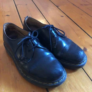  - Välanvända låga dr martens. Slitna men inte sönder! Står att det är stl 37 men har funkat bra på mig som har 37,5/38. Kan mötas upp i Gbg annars tillkommer frakt ✨