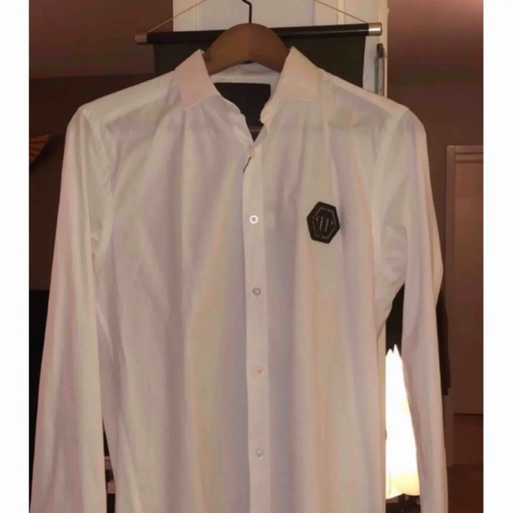 Oanvänd PP skjorta, storlek S.  Säljs pga fel storlek, kan mötas i Gbg men även frakta.  Prutare undanbedes då jag redan har sänkt den ganska mycket i pris.  (HERR). Kostymer.