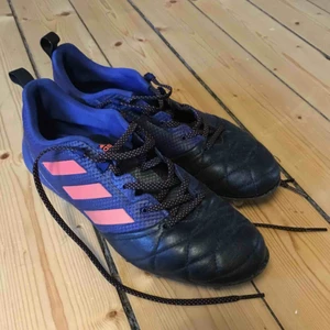  - Adidas fotbollsskor gräs och konstgräs 