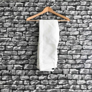  - Vita byxor från BIKBOK. Storlek S. Använt två gånger. Frakt förekommer. (Kan mötas upp)