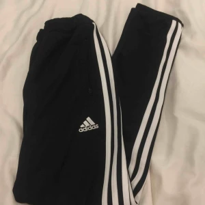  - I princip helt nya Adidas byxor/mjukisar i stretchigt material. Dom sitter perfekt i längden på benen och jag är 1,63 lång. 