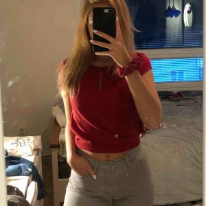  - jättegullig röd top som man kan klä upp på massa sätt med smycken och ett par svarta coola jeans :)