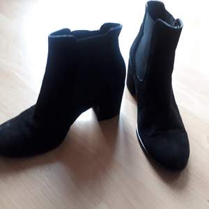 Black shoes in suede approx. 7 cm heel. Italian brand Codici e segni strl 40. New price 240 euros.