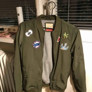  - Cool bomberjacka från Zara barn. Passar XS men är 164cm i storlek. Använd två gånger.