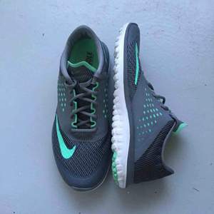 Nike fitsole skor, använda ett fåtal gånger och därav i nyskick. Skorna har använts inomhus.