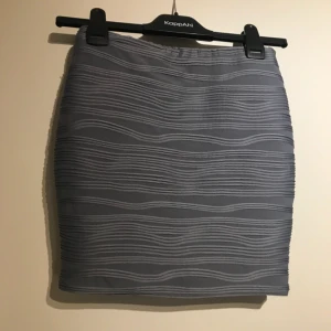  - Knappt använd kjol från Amisu. Blå/lila i färgen, ganska kort.💛