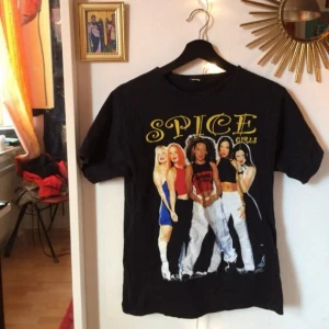  - Frän bandtröja med Spice Girls, knappt använd. Kanten runt halsen är avklippt