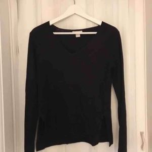  - V-ringad tunnstickad tröja från h&m. I nyskick då den endast är använd några få gånger. Köparen står för frakten på 36:- & betalning sker via swish 💕