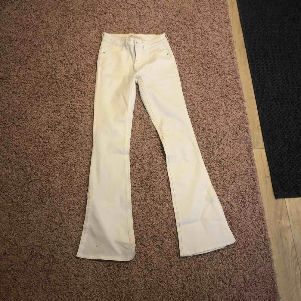 Säljer mina vita bootcut byxor med slits från zara, de är helt oanvända då de är lite för små för mig. Jättesnygga!!. Jeans & Byxor.