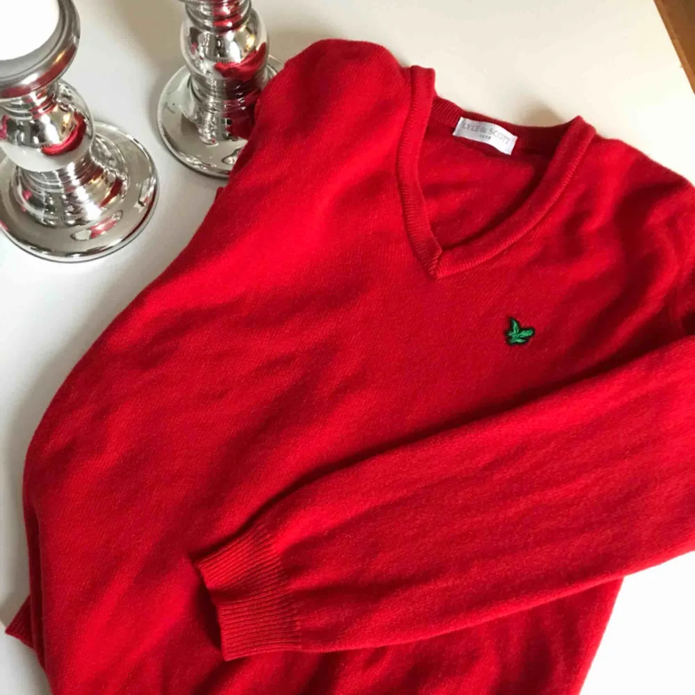 Fin tröja från Lyle &Scott, vintage men jättefint skick! 100% ull men upplevs inte som ”sticksig” Köparen står för frakt😀. Tröjor & Koftor.