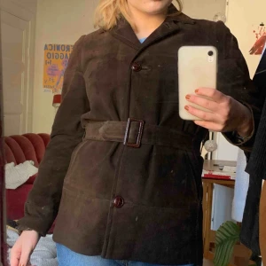  - Värdens snyggaste mockajacka!! I superbra skick! Sitter perfekt över axlarna och har ett snyggt skärp till. Den är ganska tjock och är perfekt för februari/mars/april-väder. 