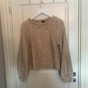  - Mysig tröja ifrån ginatricot. Aldrig använd utan köpt i fel storlek. Är i nyskick. Hör av dig för mer information och fler bilder!
