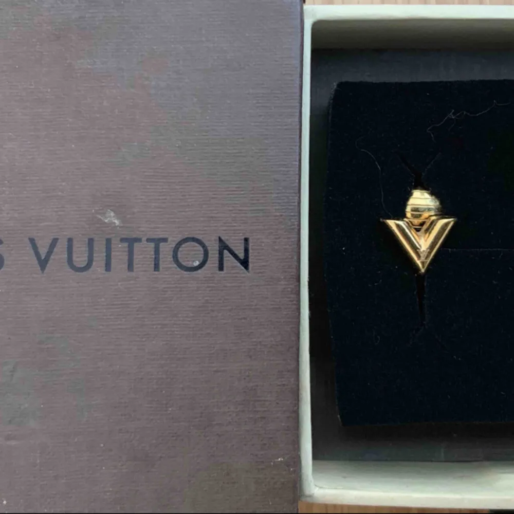 Säljer nu en äkta Louis Vuitton Örhänge i guld. Det är knäpp örhänge medföljer original boxen. Pm för mer intresse.. Accessoarer.